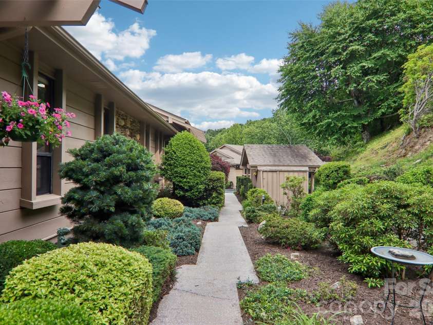 138 Woodbridge Drive, Hendersonville, NC 28739.  MLS# CAR4391133, YatesRealty ID 34178. 