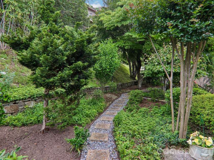 138 Woodbridge Drive, Hendersonville, NC 28739.  MLS# CAR4391133, YatesRealty ID 34178. 