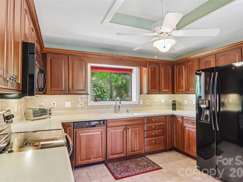 138 Woodbridge Drive, Hendersonville, NC 28739.  MLS# CAR4391133, YatesRealty ID 34178. 