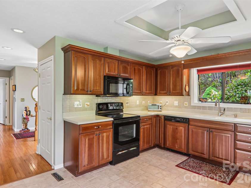 138 Woodbridge Drive, Hendersonville, NC 28739.  MLS# CAR4391133, YatesRealty ID 34178. 