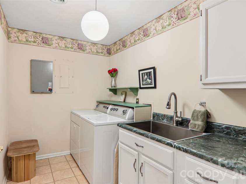 138 Woodbridge Drive, Hendersonville, NC 28739.  MLS# CAR4391133, YatesRealty ID 34178. 
