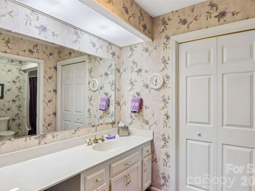 138 Woodbridge Drive, Hendersonville, NC 28739.  MLS# CAR4391133, YatesRealty ID 34178. 
