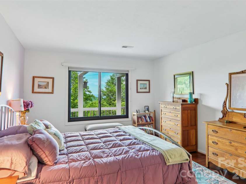 138 Woodbridge Drive, Hendersonville, NC 28739.  MLS# CAR4391133, YatesRealty ID 34178. 