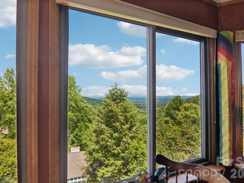 138 Woodbridge Drive, Hendersonville, NC 28739.  MLS# CAR4391133, YatesRealty ID 34178. 