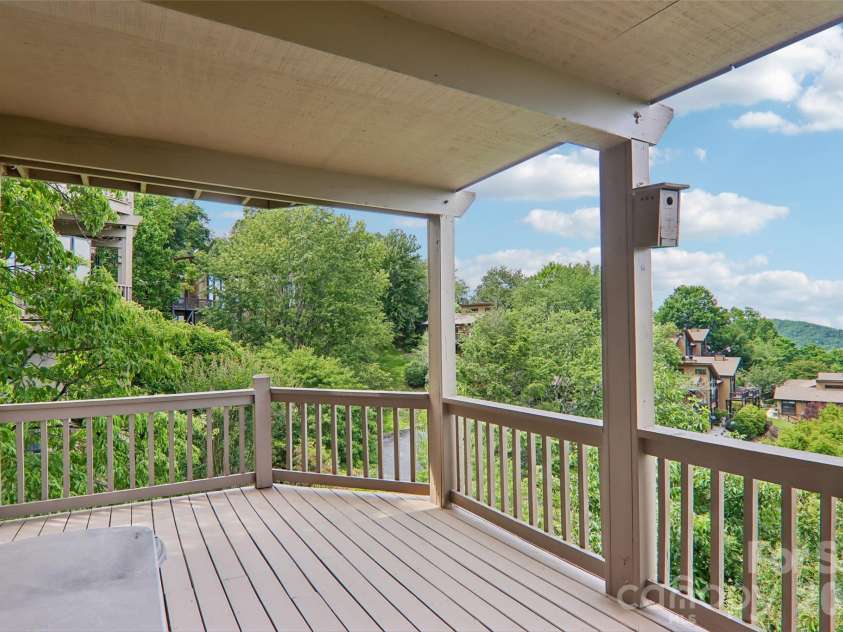 138 Woodbridge Drive, Hendersonville, NC 28739.  MLS# CAR4391133, YatesRealty ID 34178. 