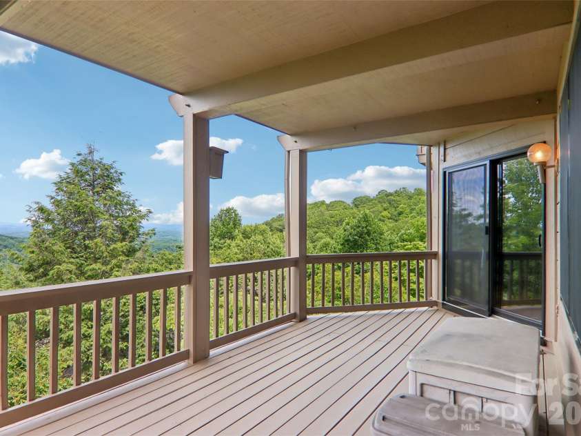 138 Woodbridge Drive, Hendersonville, NC 28739.  MLS# CAR4391133, YatesRealty ID 34178. 
