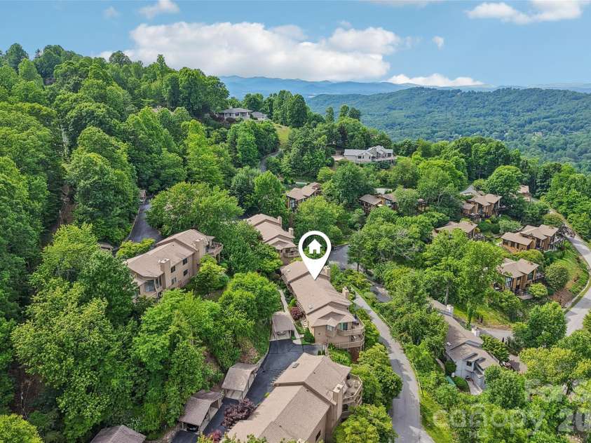 138 Woodbridge Drive, Hendersonville, NC 28739.  MLS# CAR4391133, YatesRealty ID 34178. 