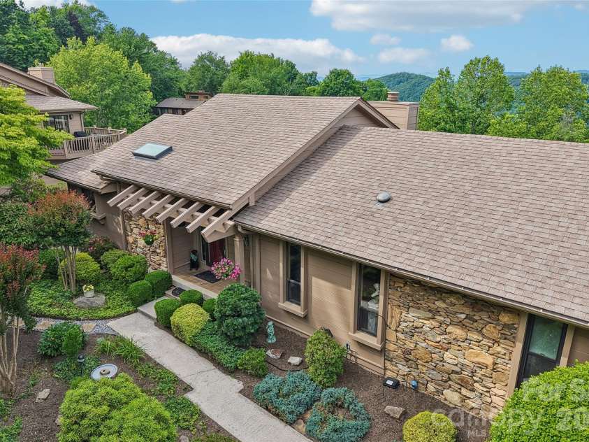 138 Woodbridge Drive, Hendersonville, NC 28739.  MLS# CAR4391133, YatesRealty ID 34178. 