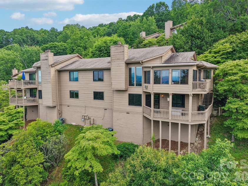 138 Woodbridge Drive, Hendersonville, NC 28739.  MLS# CAR4391133, YatesRealty ID 34178. 