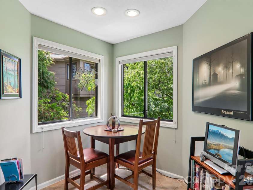 138 Woodbridge Drive, Hendersonville, NC 28739.  MLS# CAR4391133, YatesRealty ID 34178. Breakfast Nook