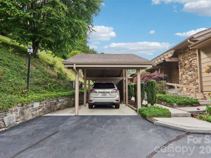 138 Woodbridge Drive, Hendersonville, NC 28739.  MLS# CAR4391133, YatesRealty ID 34178. Covered Parking Space