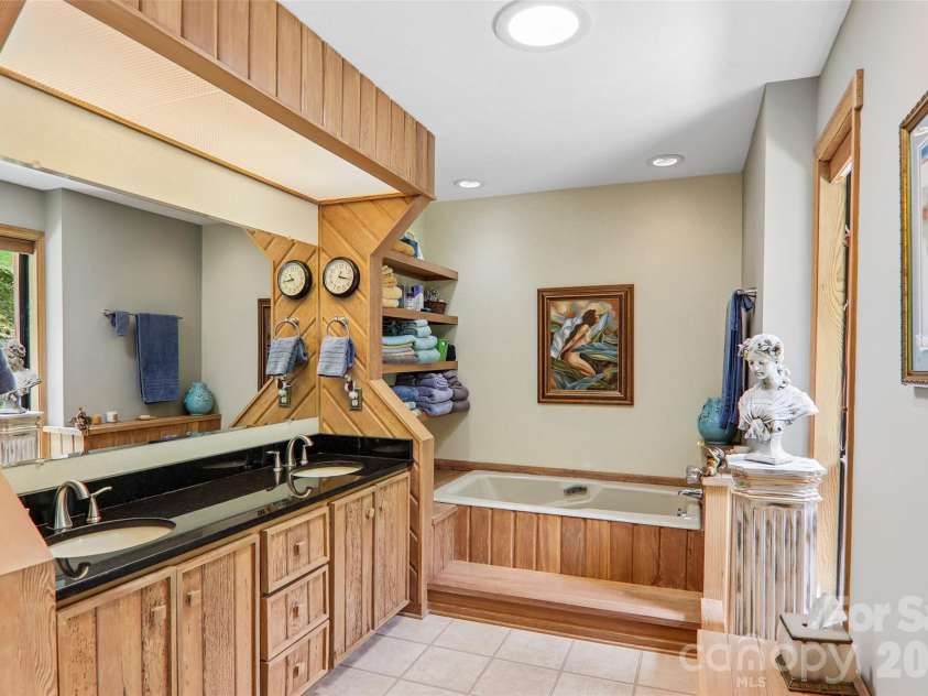138 Woodbridge Drive, Hendersonville, NC 28739.  MLS# CAR4391133, YatesRealty ID 34178. Primary Bathroom