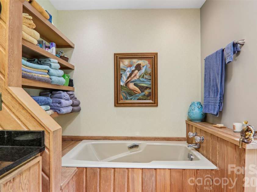 138 Woodbridge Drive, Hendersonville, NC 28739.  MLS# CAR4391133, YatesRealty ID 34178. Soaking tub