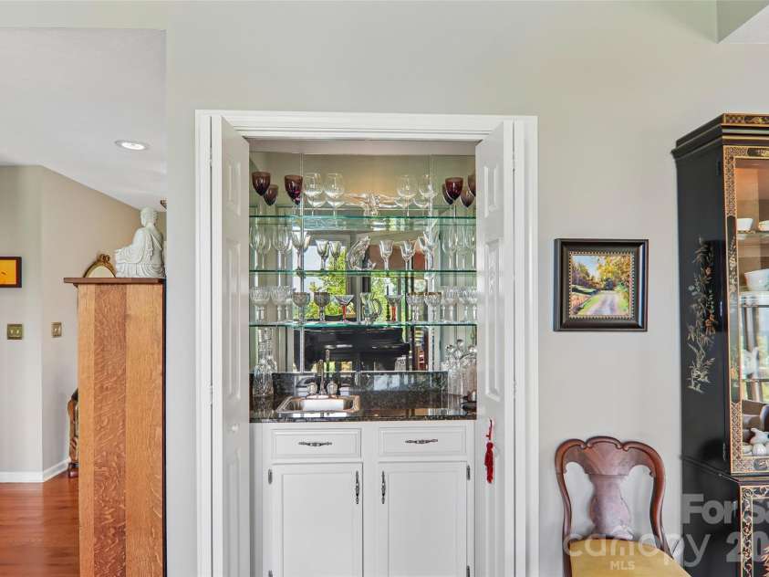 138 Woodbridge Drive, Hendersonville, NC 28739.  MLS# CAR4391133, YatesRealty ID 34178. Wet Bar