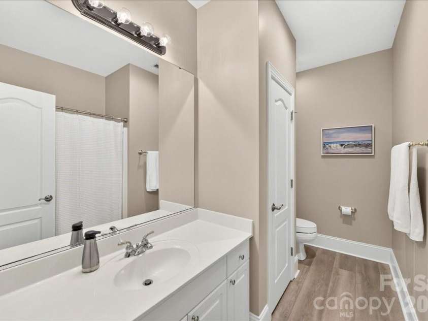 242 Faulkner Way, Davidson, NC 28036.  MLS# CAR4395516, YatesRealty ID 34179. Upstairs full bathroom
