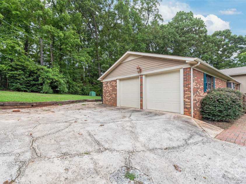 43 Bowen Drive, Belmont, NC 28012.  MLS# CAR4274068, YatesRealty ID 34179. 2-car garage and Driveway