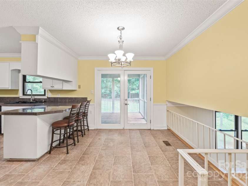 43 Bowen Drive, Belmont, NC 28012.  MLS# CAR4274068, YatesRealty ID 34179. Breakfast Area and Breakfast Bar
