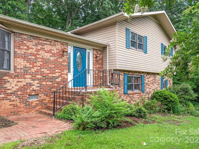 43 Bowen Drive, Belmont, NC 28012.  MLS# CAR4274068, YatesRealty ID 34179. Front Entry