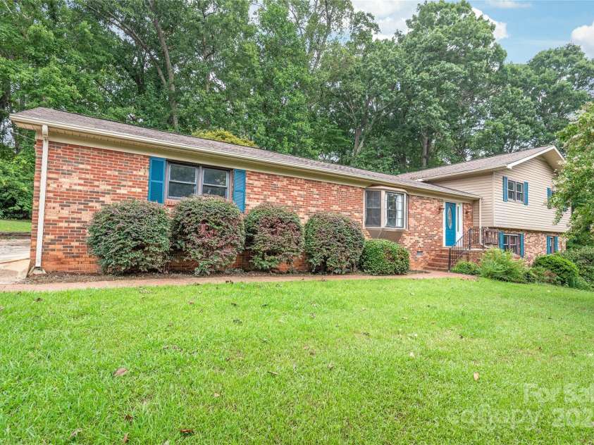 43 Bowen Drive, Belmont, NC 28012.  MLS# CAR4274068, YatesRealty ID 34179. Front Exterior of this spacious Tri-Level Home