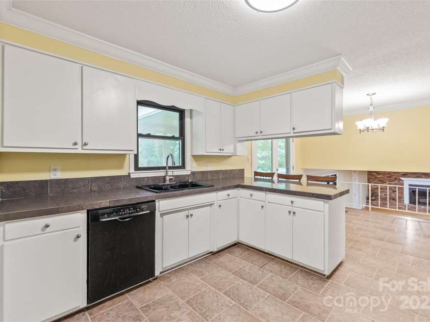 43 Bowen Drive, Belmont, NC 28012.  MLS# CAR4274068, YatesRealty ID 34179. Kitchen and Breakfast Room