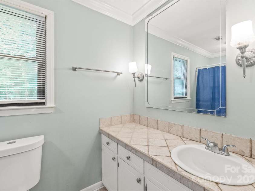 43 Bowen Drive, Belmont, NC 28012.  MLS# CAR4274068, YatesRealty ID 34179. Primary Bathroom