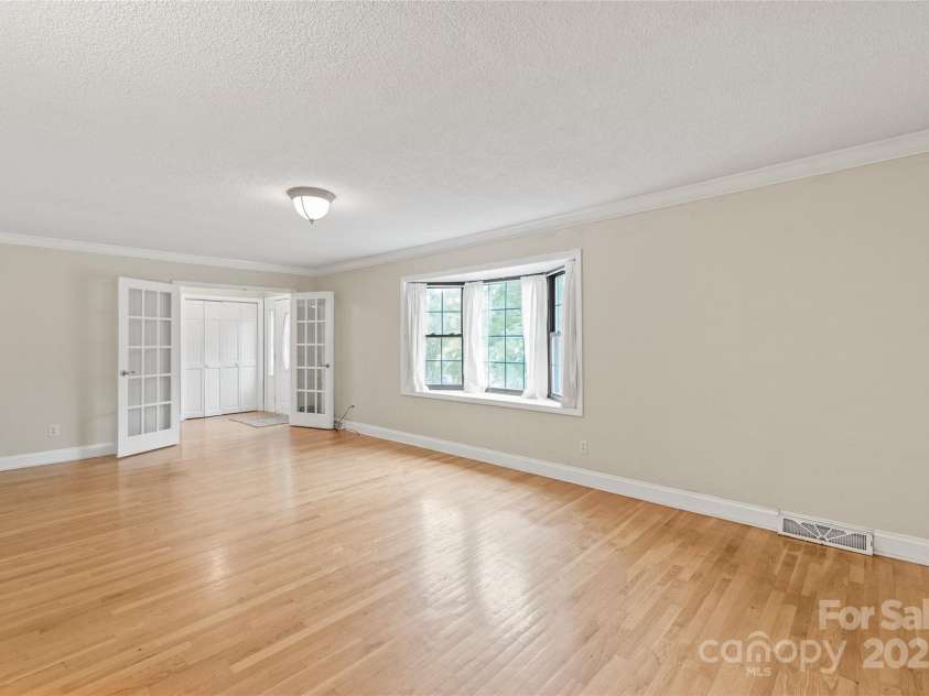 43 Bowen Drive, Belmont, NC 28012.  MLS# CAR4274068, YatesRealty ID 34179. Spacious Living Room with Hardwood Flooring