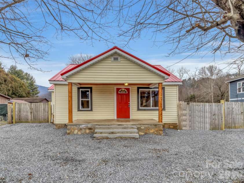 106 Long Street, Waynesville, NC 28786.  MLS# CAR4340729, YatesRealty ID 3418. 
