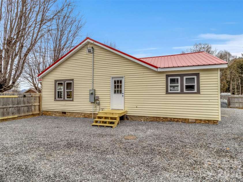 106 Long Street, Waynesville, NC 28786.  MLS# CAR4340729, YatesRealty ID 3418. 