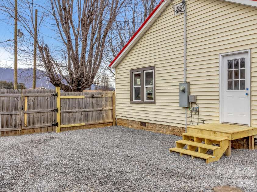 106 Long Street, Waynesville, NC 28786.  MLS# CAR4340729, YatesRealty ID 3418. 