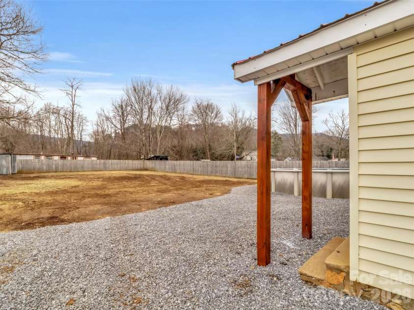 106 Long Street, Waynesville, NC 28786.  MLS# CAR4340729, YatesRealty ID 3418. 