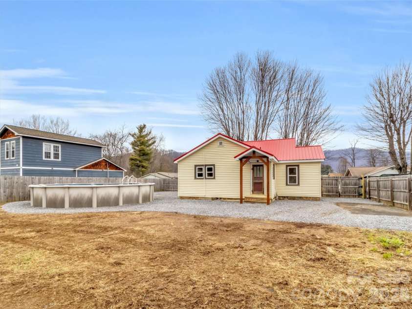 106 Long Street, Waynesville, NC 28786.  MLS# CAR4340729, YatesRealty ID 3418. 