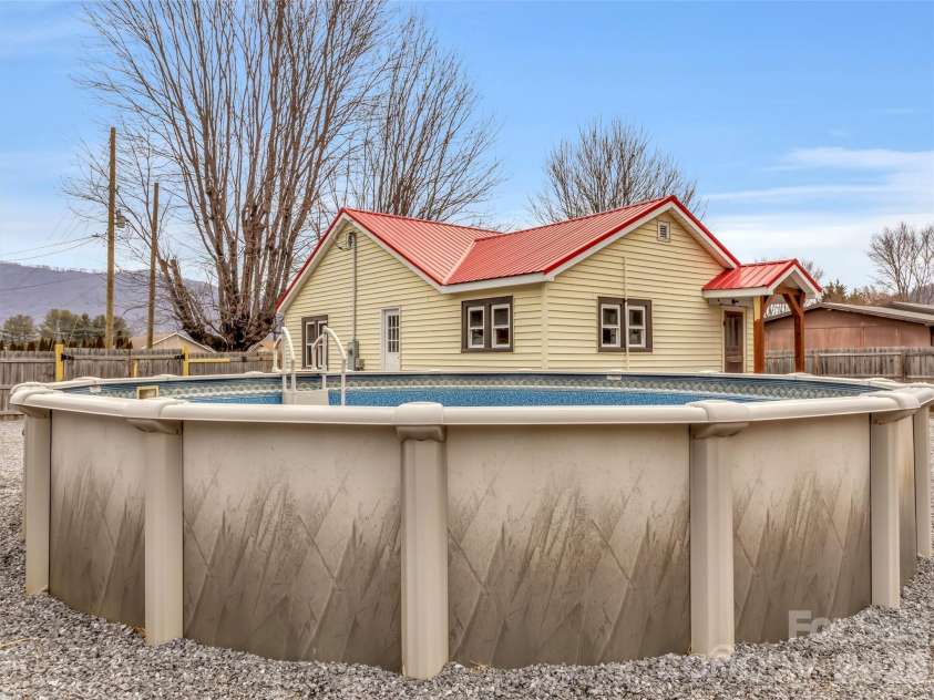 106 Long Street, Waynesville, NC 28786.  MLS# CAR4340729, YatesRealty ID 3418. Above Ground Pool