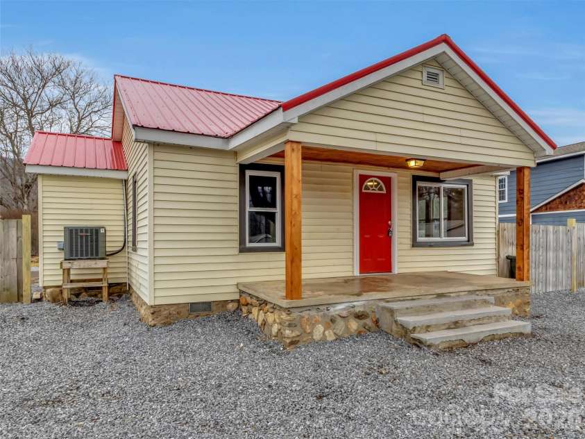 106 Long Street, Waynesville, NC 28786.  MLS# CAR4340729, YatesRealty ID 3418. Charming Cottage