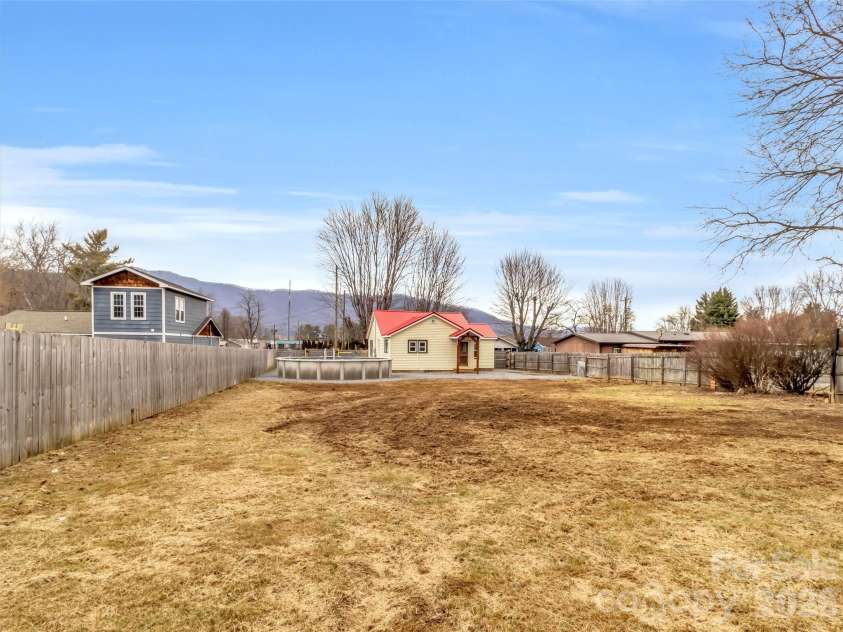 106 Long Street, Waynesville, NC 28786.  MLS# CAR4340729, YatesRealty ID 3418. Large Flat Backyard