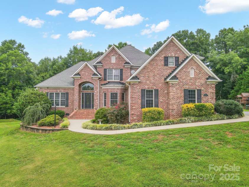 1315 James Farm Road, Hickory, NC 28602.  MLS# CAR4294328, YatesRealty ID 34183. 