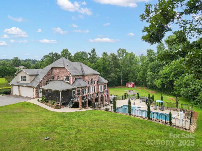 1315 James Farm Road, Hickory, NC 28602.  MLS# CAR4294328, YatesRealty ID 34183. 