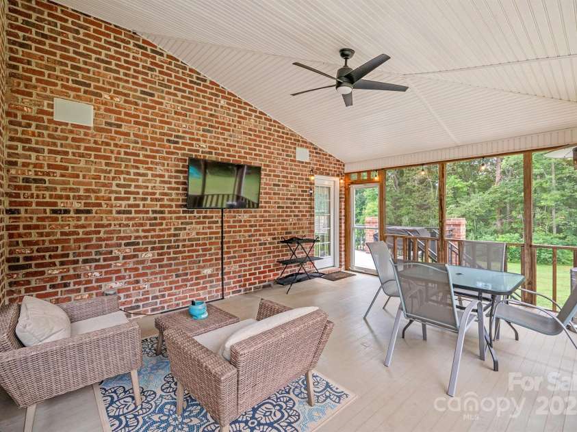 1315 James Farm Road, Hickory, NC 28602.  MLS# CAR4294328, YatesRealty ID 34183. 