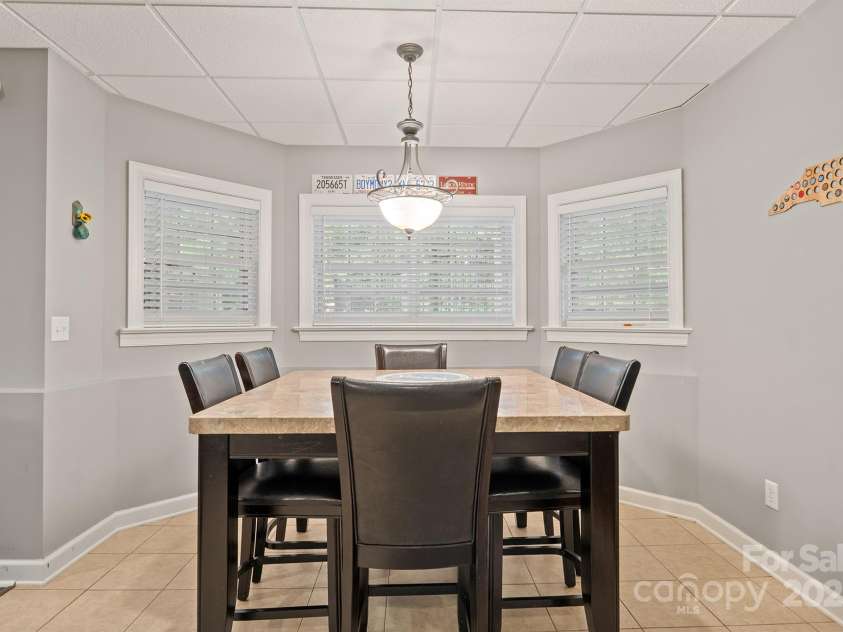 1315 James Farm Road, Hickory, NC 28602.  MLS# CAR4294328, YatesRealty ID 34183. 