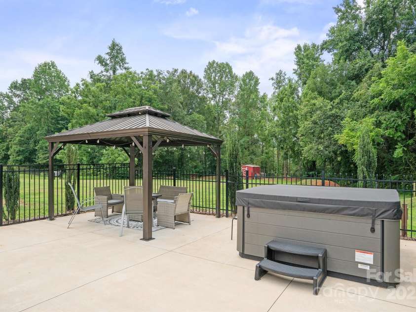 1315 James Farm Road, Hickory, NC 28602.  MLS# CAR4294328, YatesRealty ID 34183. 