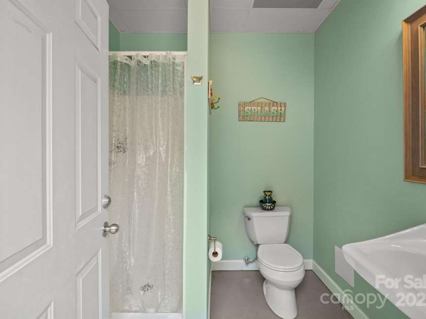 1315 James Farm Road, Hickory, NC 28602.  MLS# CAR4294328, YatesRealty ID 34183. 