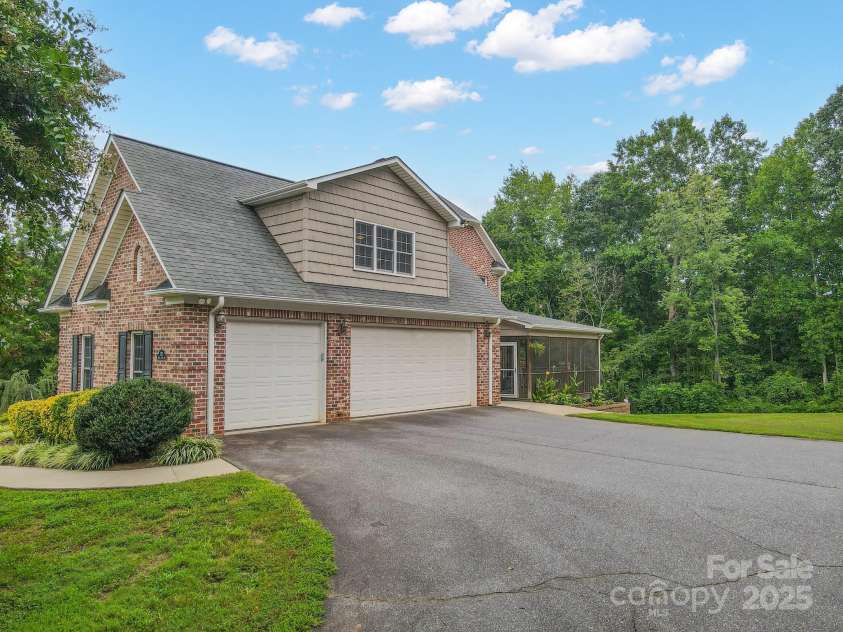 1315 James Farm Road, Hickory, NC 28602.  MLS# CAR4294328, YatesRealty ID 34183. 