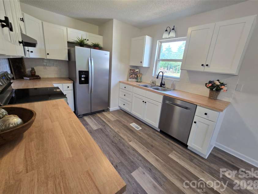 1630 Grace Church Road, Salisbury, NC 28147.  MLS# CAR4393286, YatesRealty ID 34184. New bright kitchen with modern conveniences