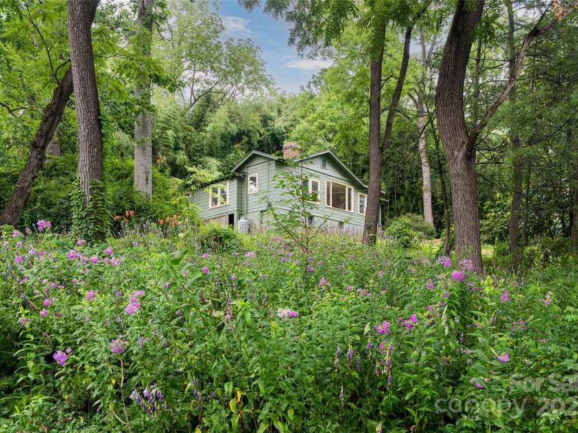 56 Lockley Avenue, Asheville, NC 28804.  MLS# CAR4294386, YatesRealty ID 34186. 