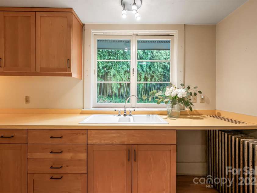 56 Lockley Avenue, Asheville, NC 28804.  MLS# CAR4294386, YatesRealty ID 34186. 