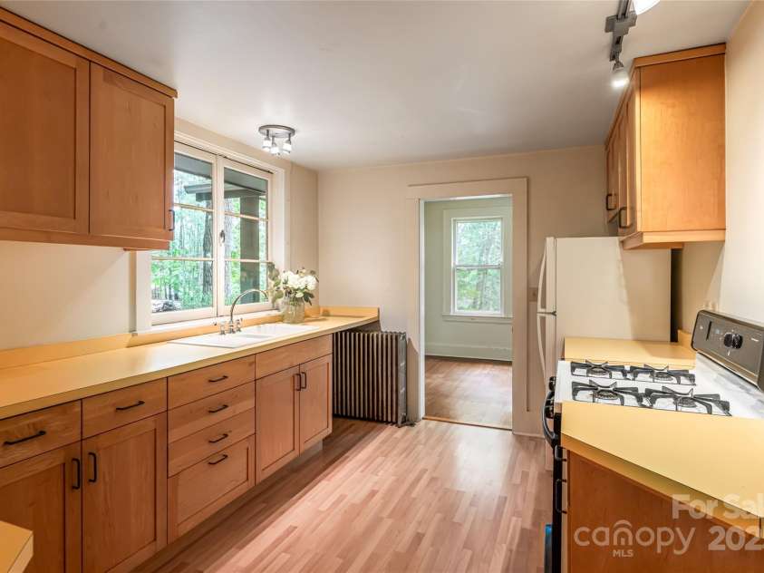 56 Lockley Avenue, Asheville, NC 28804.  MLS# CAR4294386, YatesRealty ID 34186. 