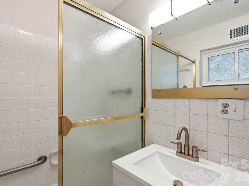 3010 Crosby Road, Charlotte, NC 28211.  MLS# CAR4366176, YatesRealty ID 34188. 