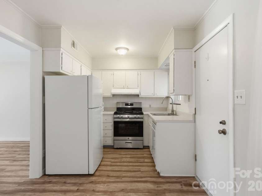 3010 Crosby Road, Charlotte, NC 28211.  MLS# CAR4366176, YatesRealty ID 34188. Kitchen