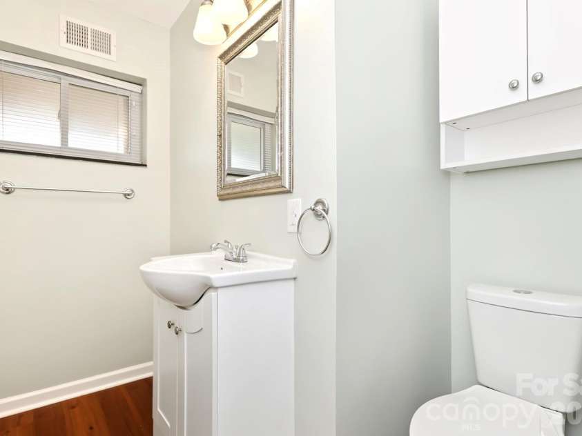 3010 Crosby Road, Charlotte, NC 28211.  MLS# CAR4426146, YatesRealty ID 34188. Full Bathroom 2