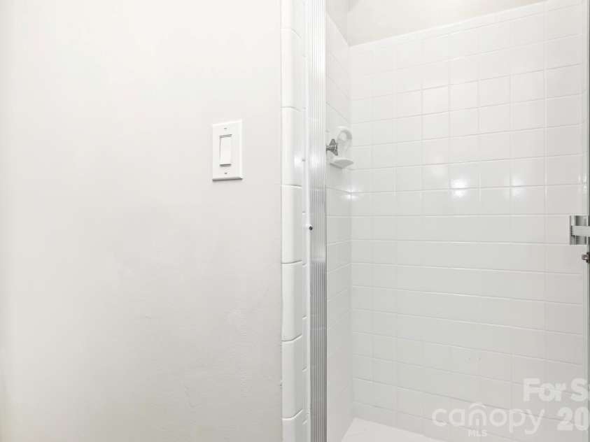 3010 Crosby Road, Charlotte, NC 28211.  MLS# CAR4426146, YatesRealty ID 34188. Full Bathroom 2