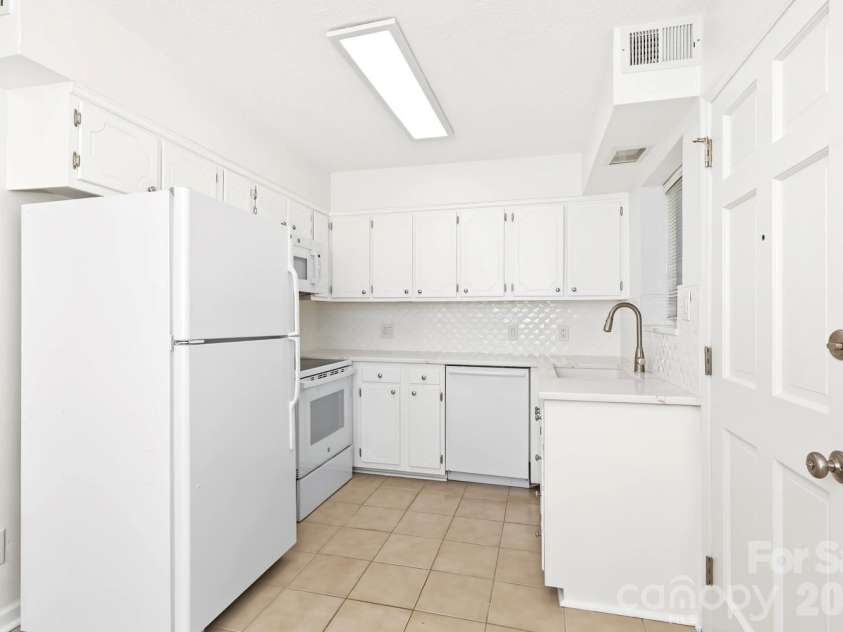3010 Crosby Road, Charlotte, NC 28211.  MLS# CAR4426146, YatesRealty ID 34188. Kitchen